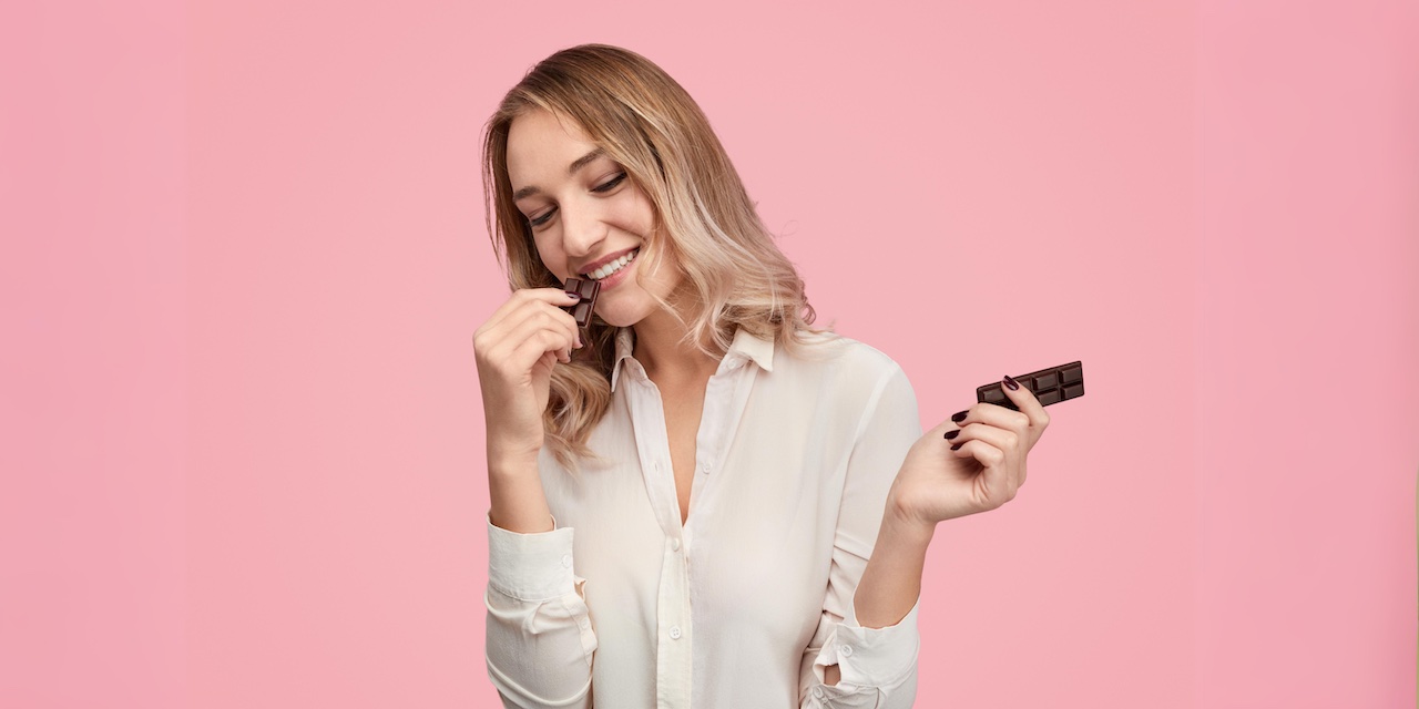 ローチョコレートを楽しむ女性 マルーシュカ